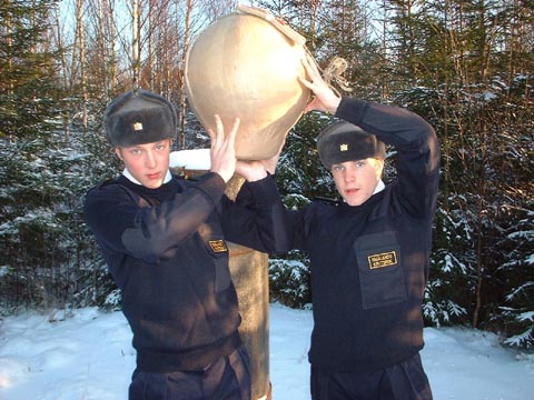 Karl Malmros och Max Jönsson med 16 tums-bomben